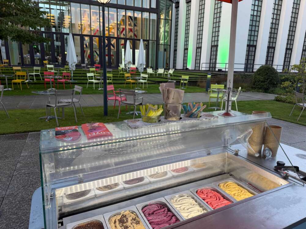 I AM LOVE • ICE CREAM • FOOD • FRIENDS / 108 Freunde GmbH Eindruck 2